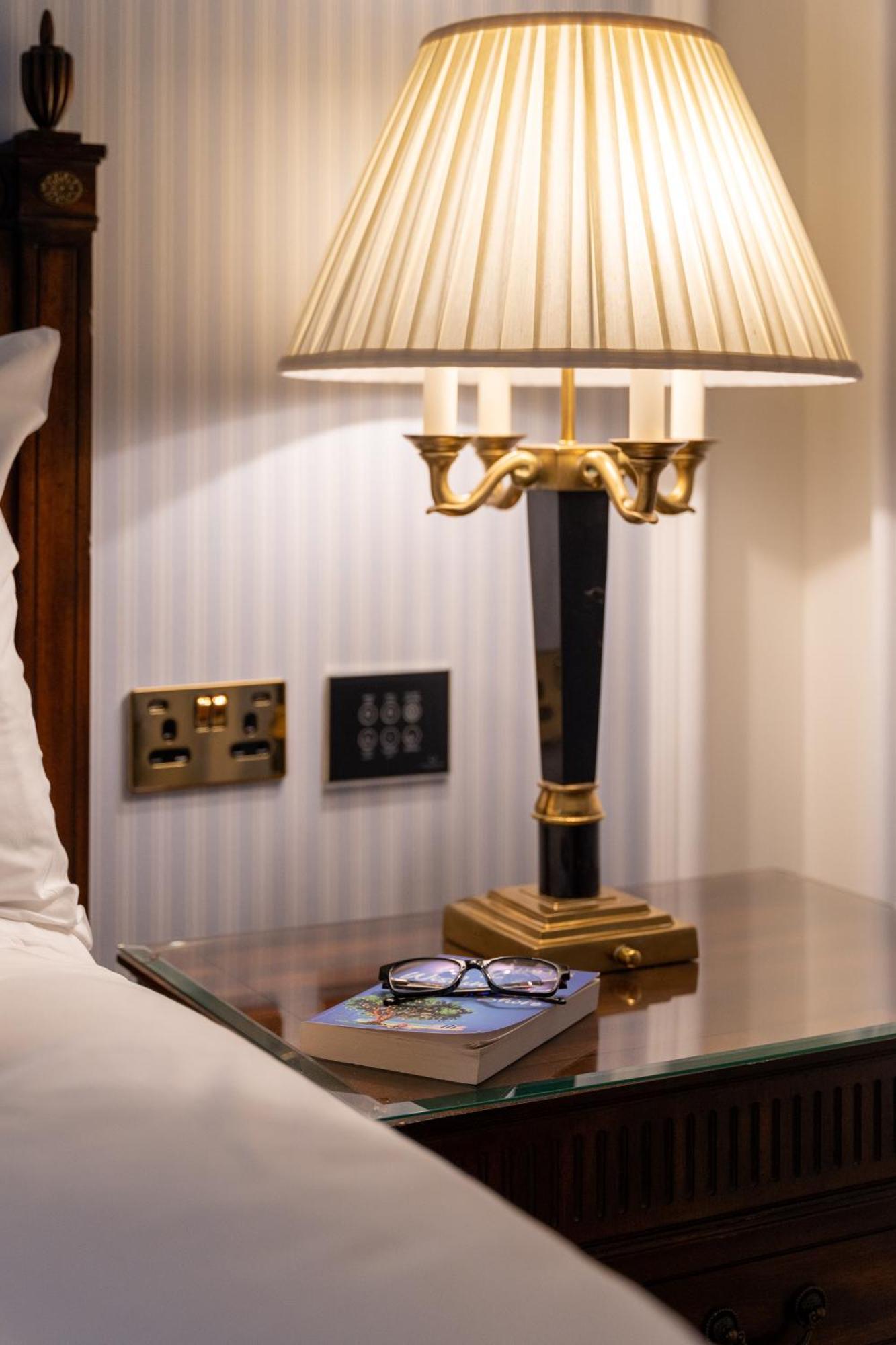 Powerscourt Hotel, Autograph Collection Enniskerry Luaran gambar A table lamp