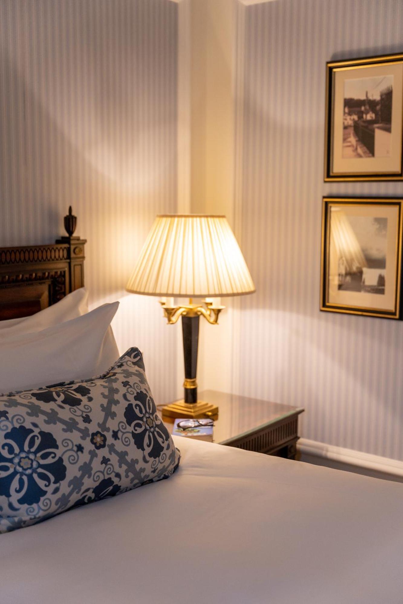 Powerscourt Hotel, Autograph Collection Enniskerry Luaran gambar A table lamp