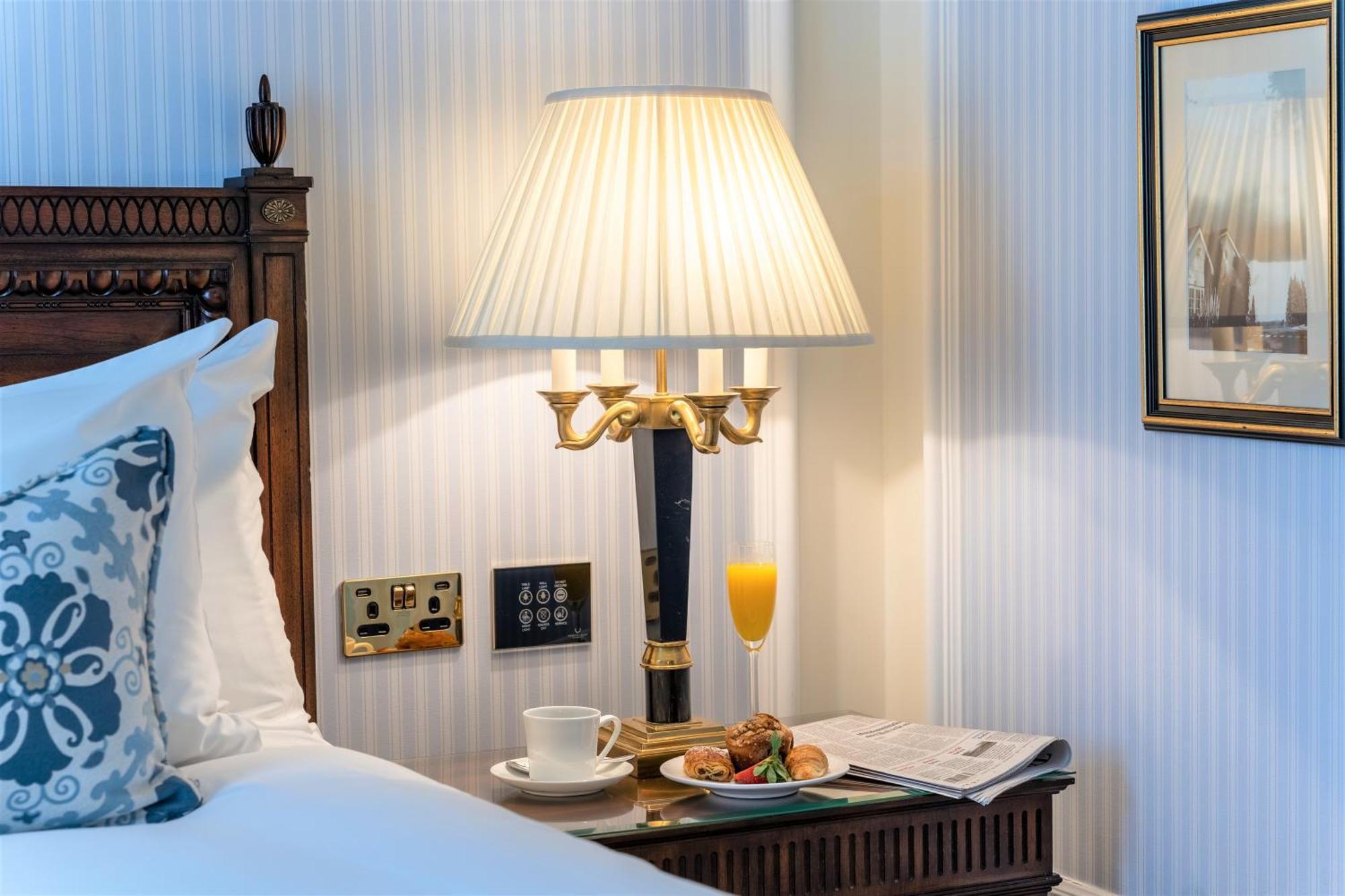 Powerscourt Hotel, Autograph Collection Enniskerry Luaran gambar A table lamp