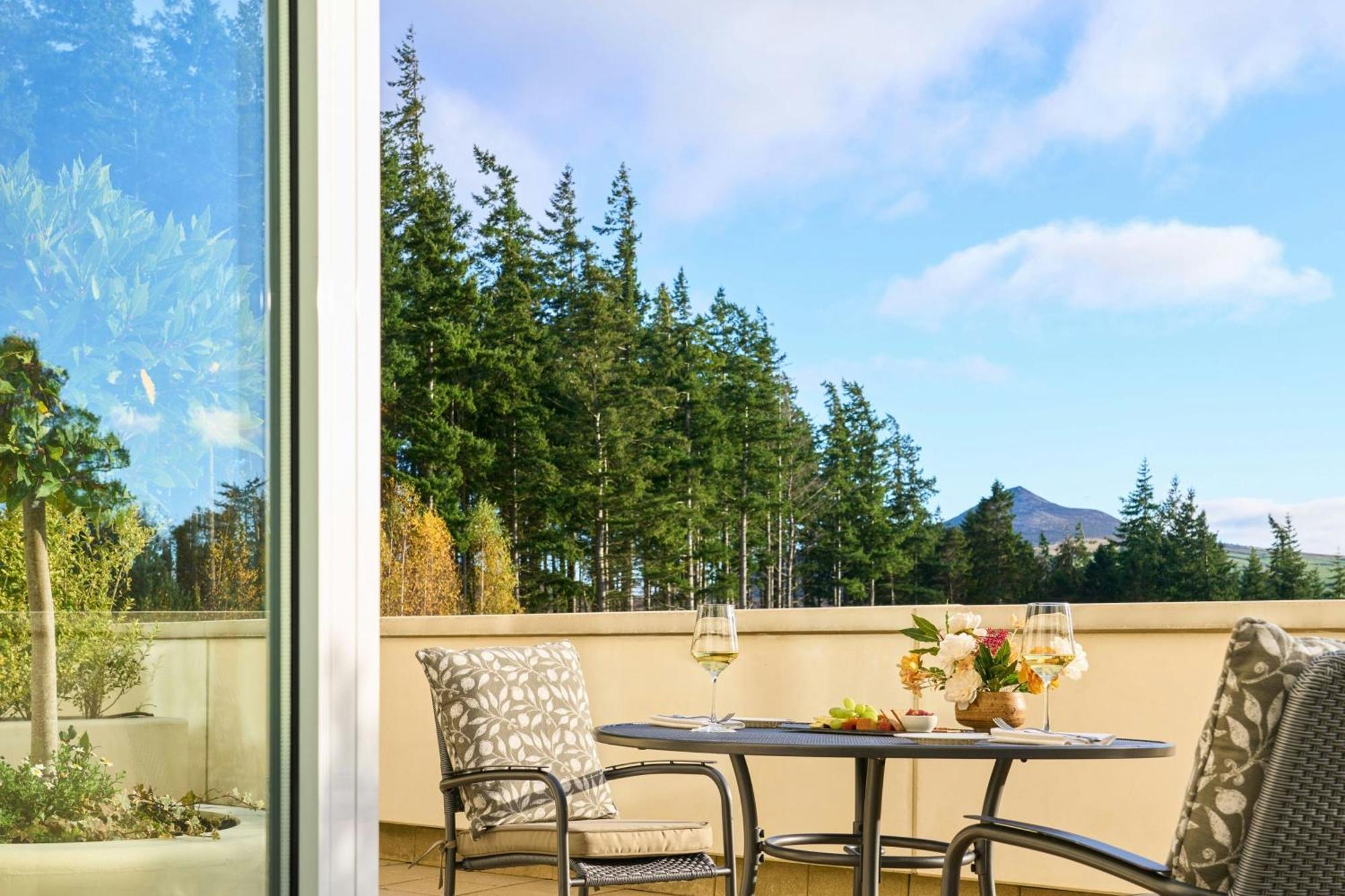 Powerscourt Hotel, Autograph Collection Enniskerry Luaran gambar A view of the San Juan Islands from a suite at the Inn at the 574