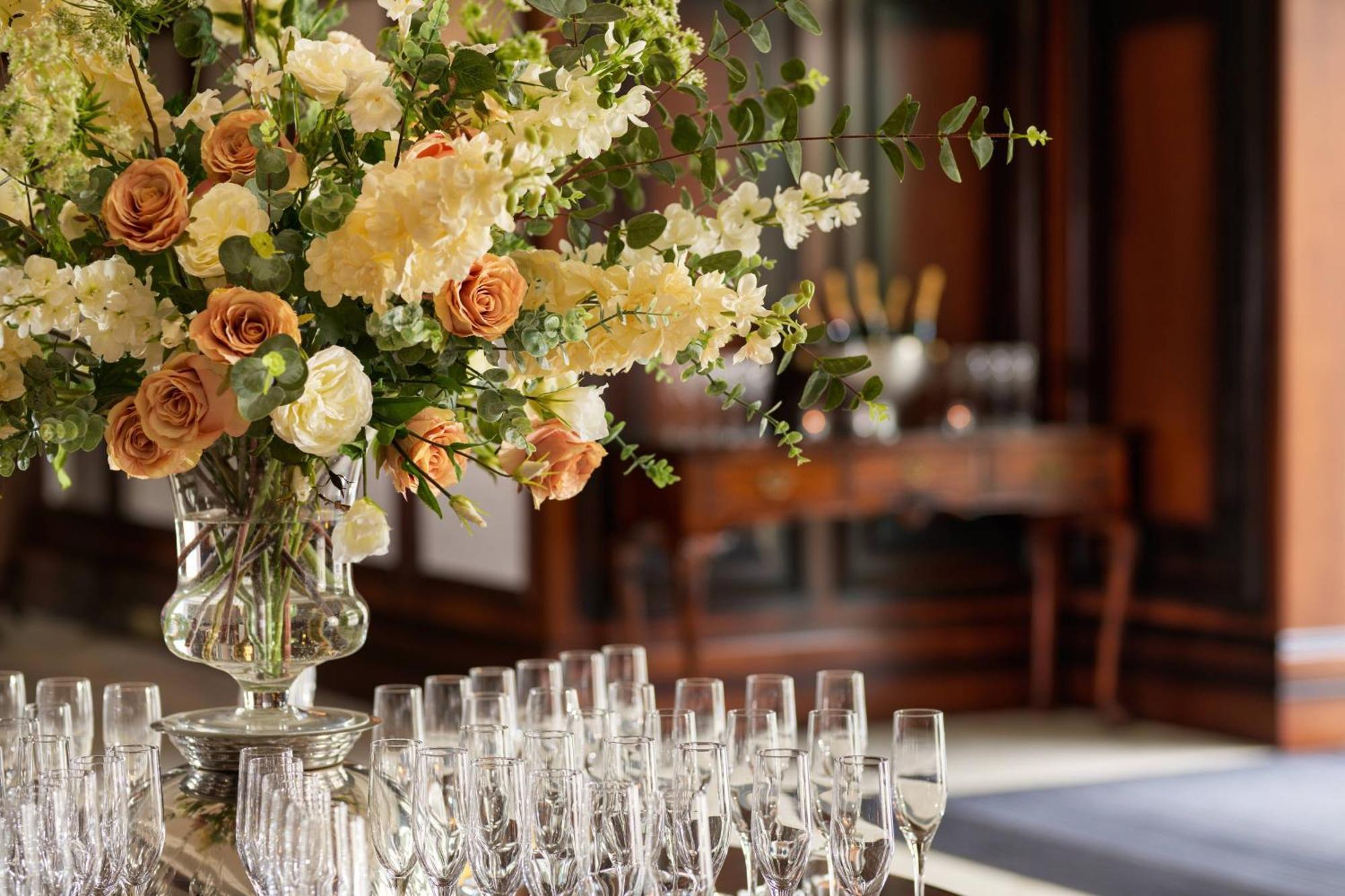 Powerscourt Hotel, Autograph Collection Enniskerry Luaran gambar A flower arrangement at the White House
