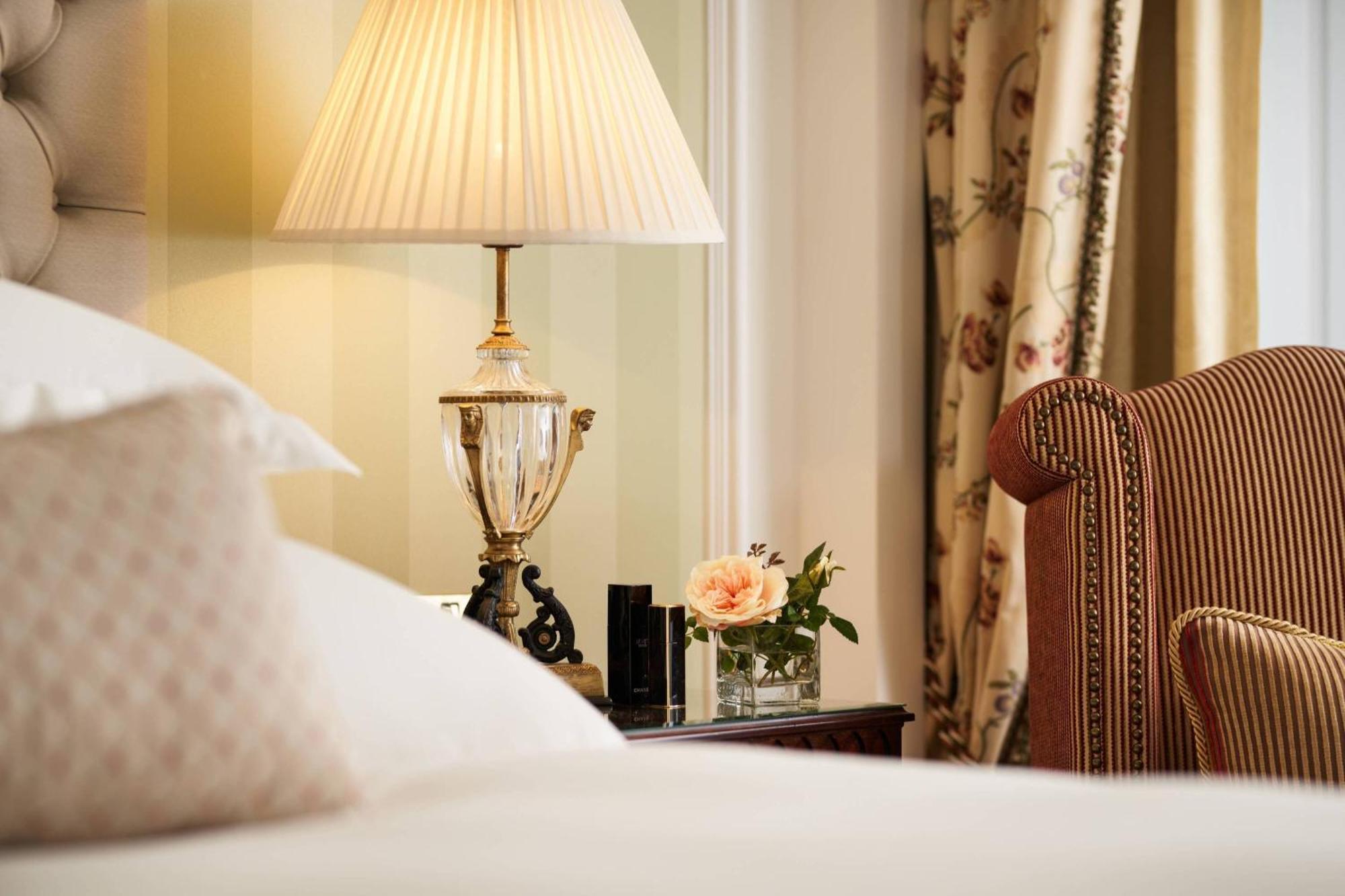 Powerscourt Hotel, Autograph Collection Enniskerry Luaran gambar A detail of a bedroom at the hotel