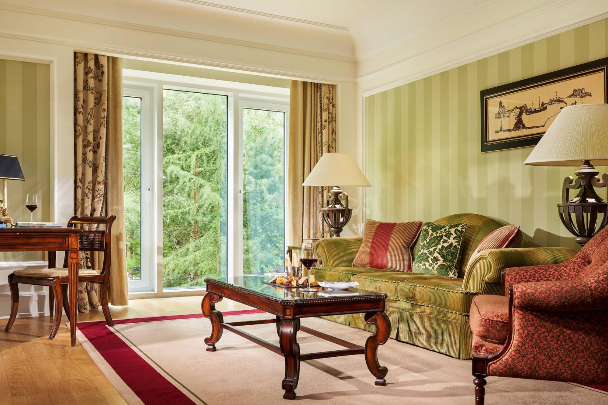 Powerscourt Hotel, Autograph Collection Enniskerry Luaran gambar A living room at the Mandarin Oriental, Munich