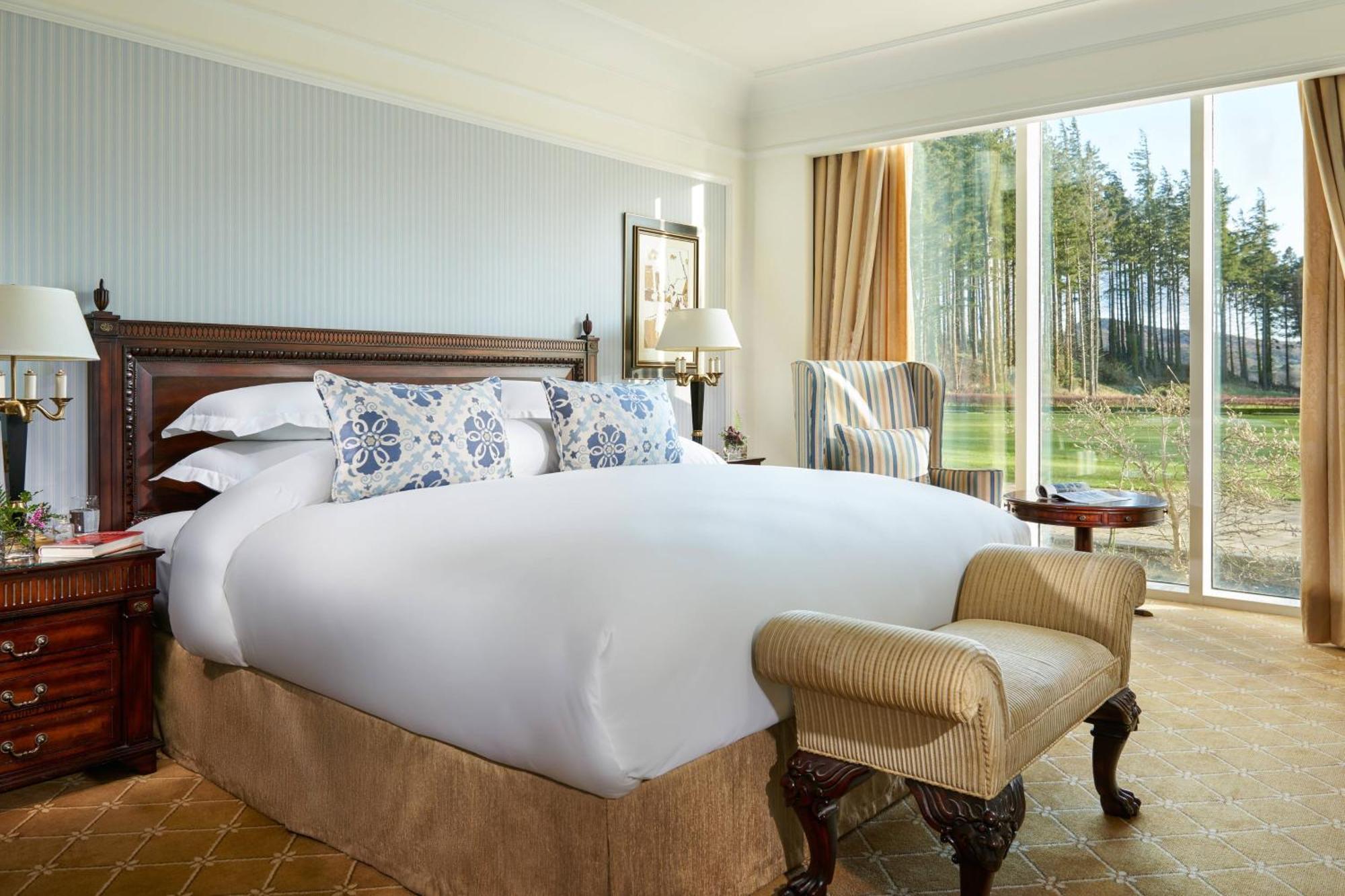 Powerscourt Hotel, Autograph Collection Enniskerry Luaran gambar A bedroom at the InterContinental