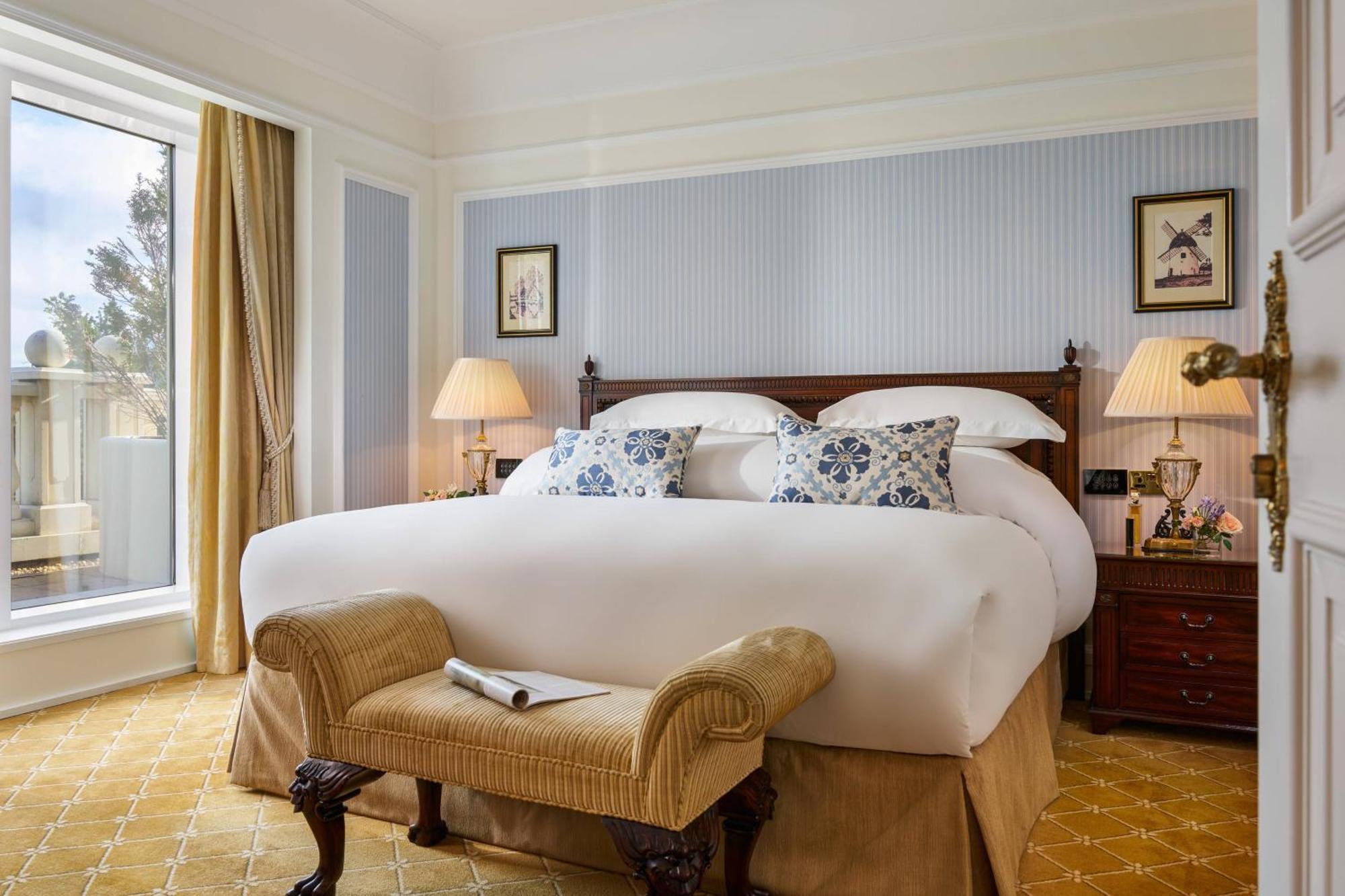 Powerscourt Hotel, Autograph Collection Enniskerry Luaran gambar A bedroom at the hotel
