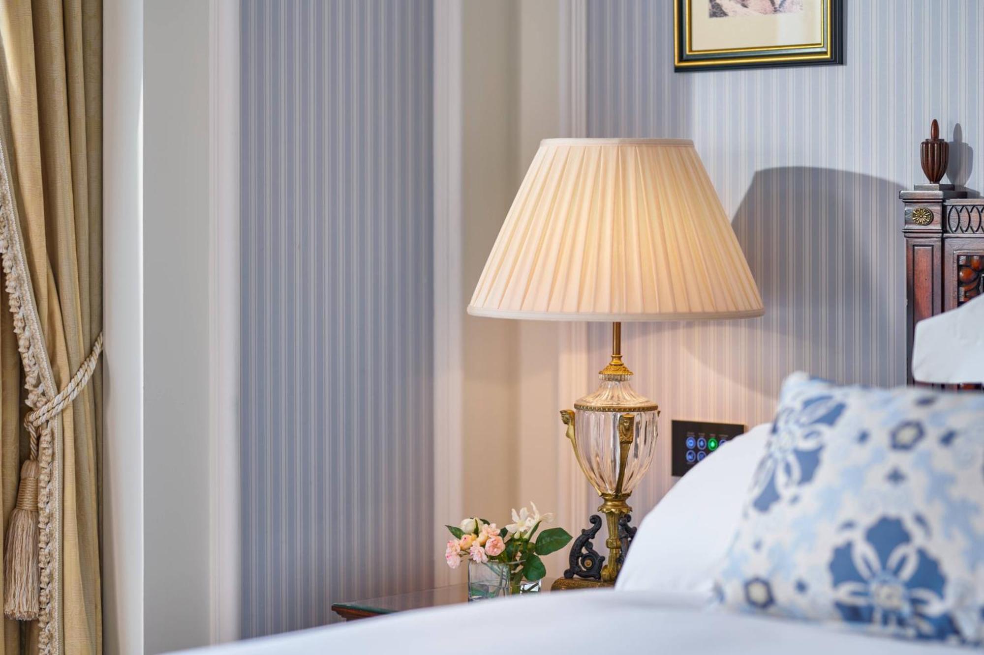 Powerscourt Hotel, Autograph Collection Enniskerry Luaran gambar A pleated lampshade