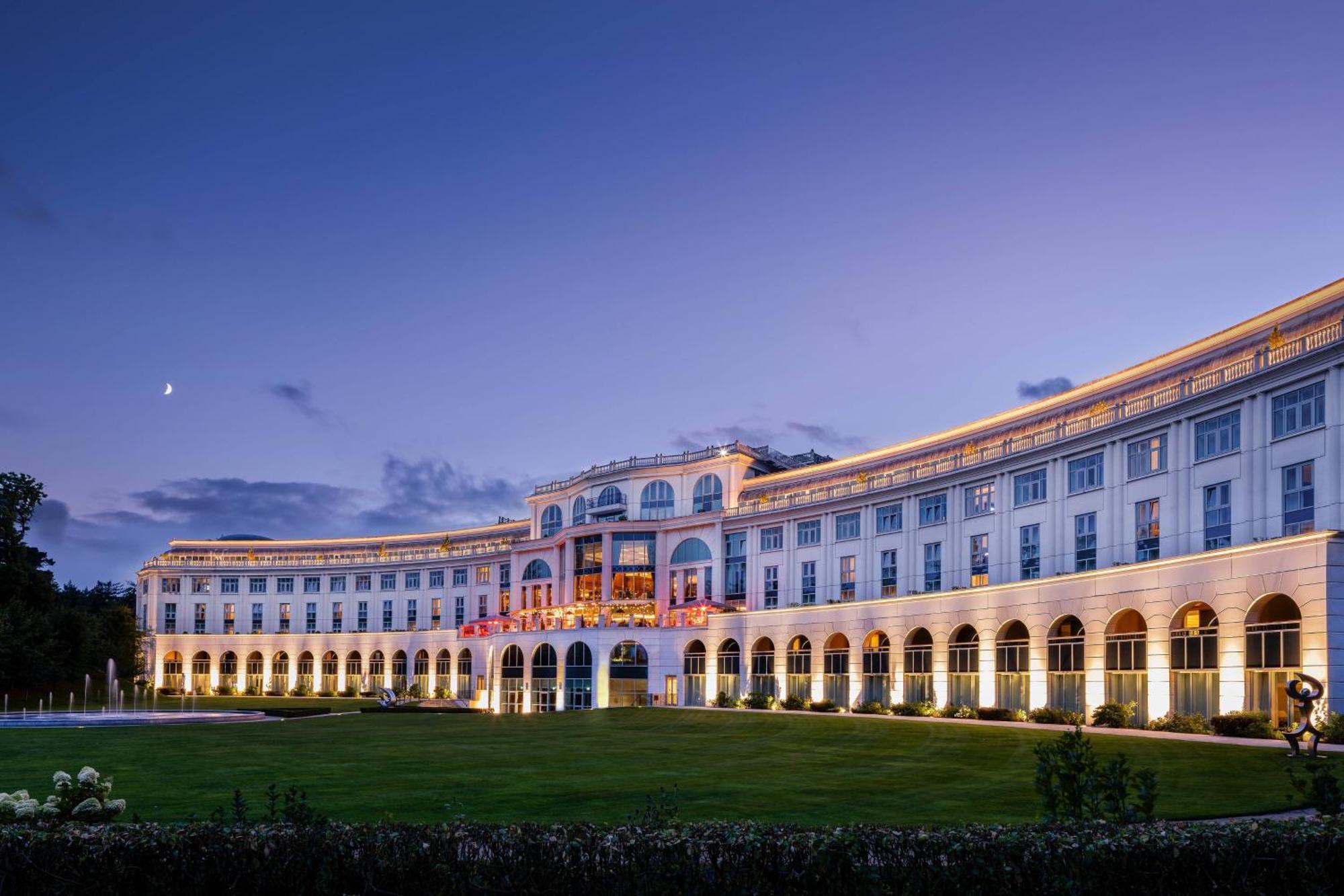 Powerscourt Hotel, Autograph Collection Enniskerry Luaran gambar The hotel at night